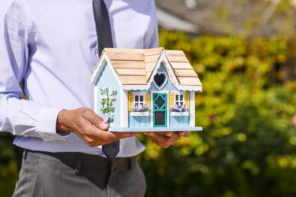 how much deposit to buy a house UK